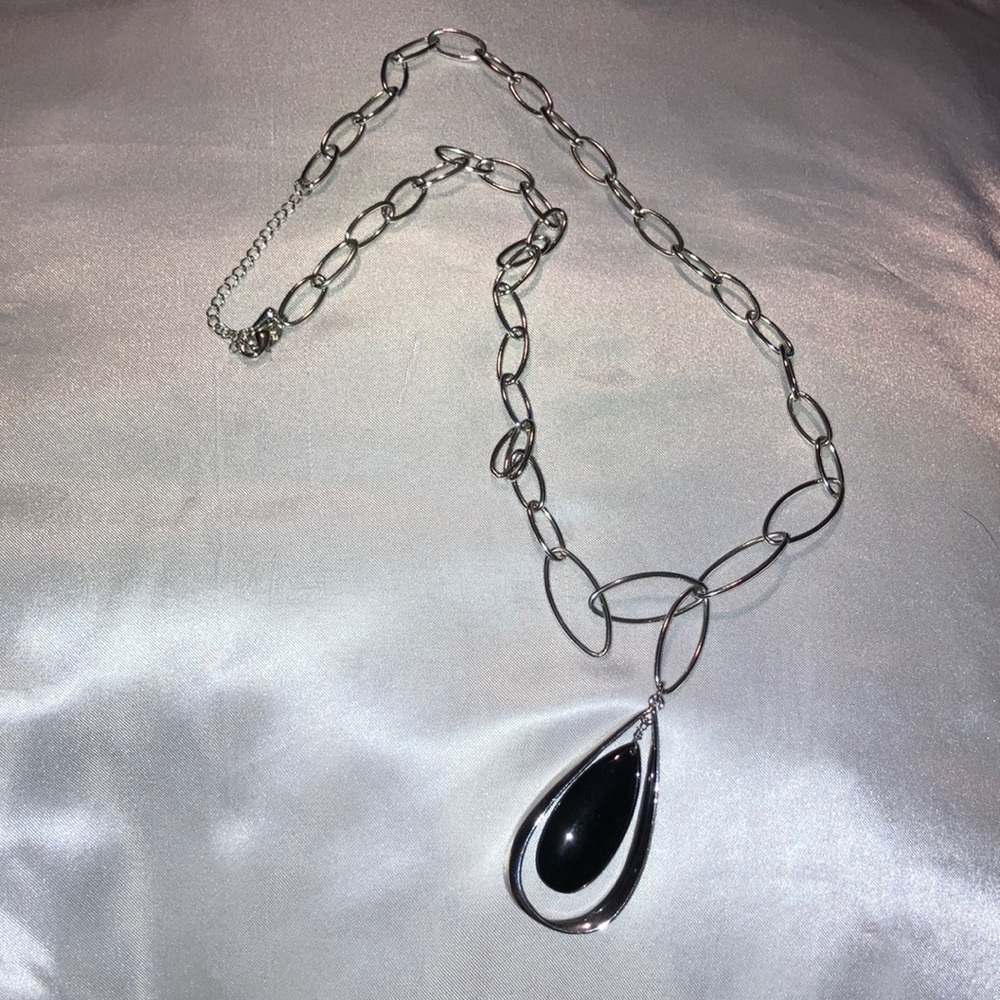 Silver Oval Chain with Black Teardrop Necklace‎